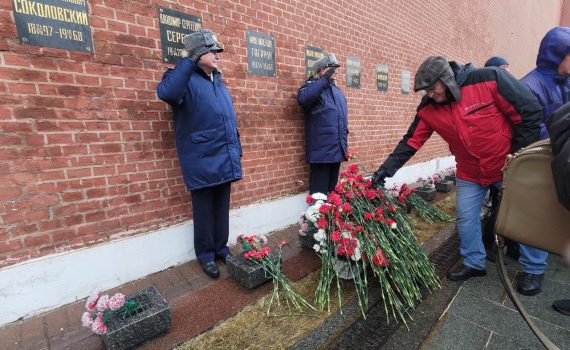 10 апреля 2026 года, в преддверии Дня космонавтики состоялось возложение цветов к захоронениям космонавтов у Кремлевской стены.